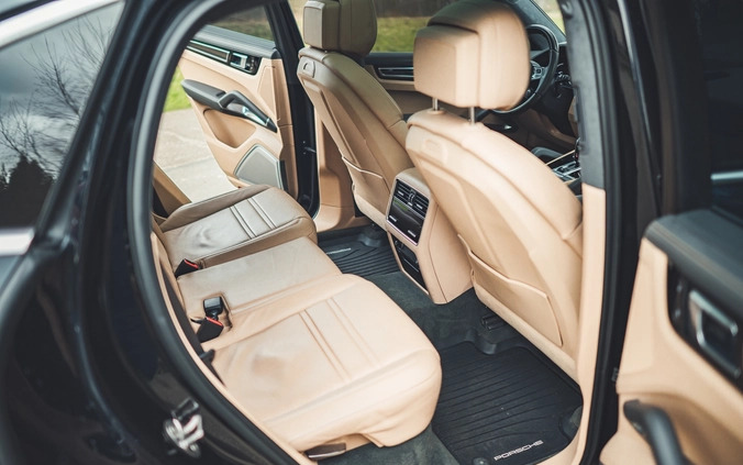 Porsche Cayenne cena 595000 przebieg: 54000, rok produkcji 2019 z Sanok małe 254